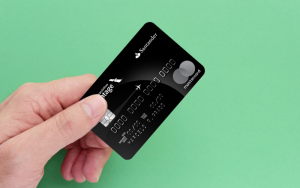 uma mao segurando o cartao Santander AAdvantage Mastercard Black