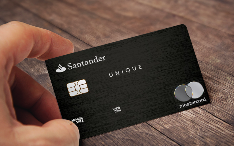 uma mao segurando o cartao Santander Black Unique Ultra Mastercard