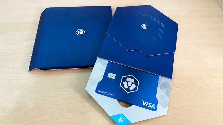 New Home 7 Pessoa usando app de gestão financeira pessoal