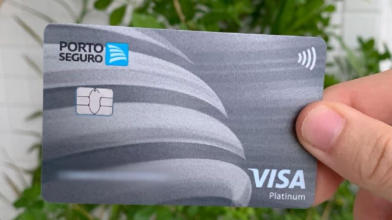 New Home 7 Pessoa usando app de gestão financeira pessoal