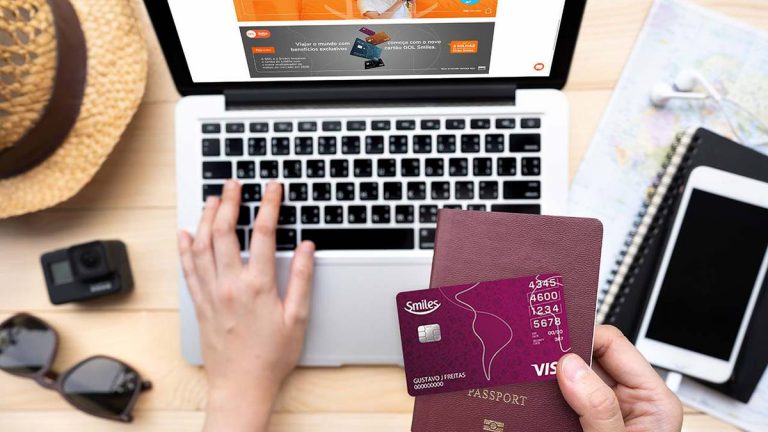 Carteira com diferentes cartões de crédito