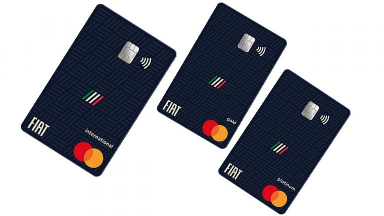 Carteira com diferentes cartões de crédito