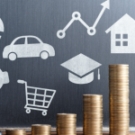 Pessoa usando app de gestão financeira pessoal