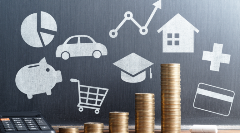 Pessoa usando app de gestão financeira pessoal