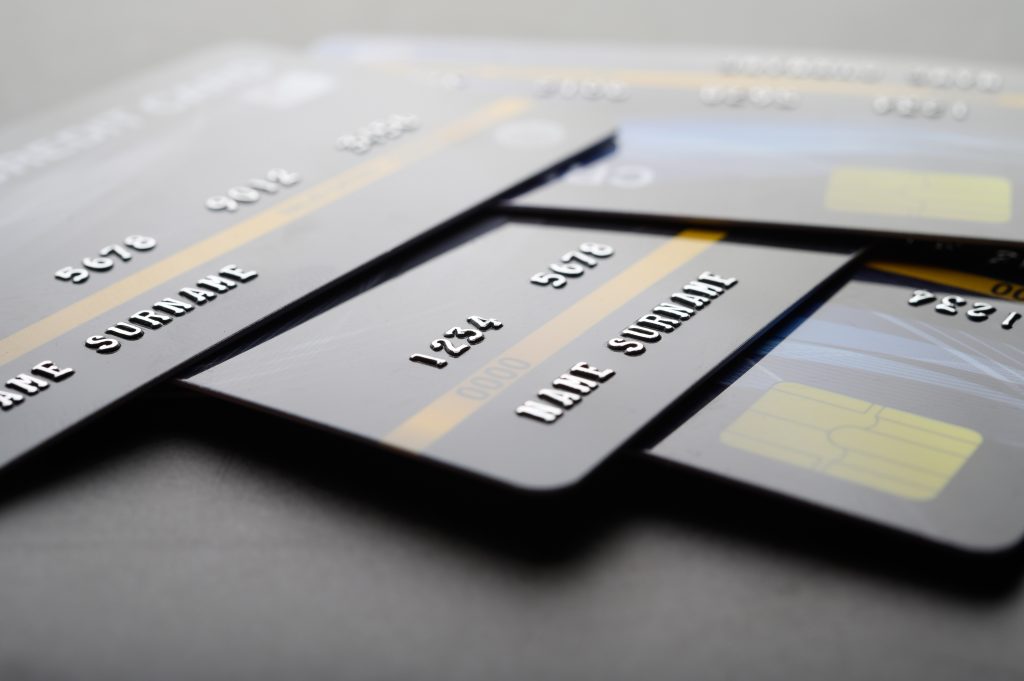 Top cartões de crédito para acumular milhas em 2025 1 credit cards that are stacked floor