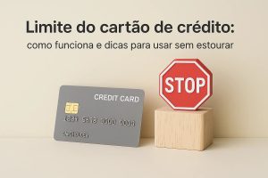 Cartão de crédito cinza apoiado em uma superfície clara ao lado de uma placa de sinal de trânsito vermelha com a palavra “STOP”, com o título “Limite do cartão de crédito: como funciona e dicas para usar sem estourar”.