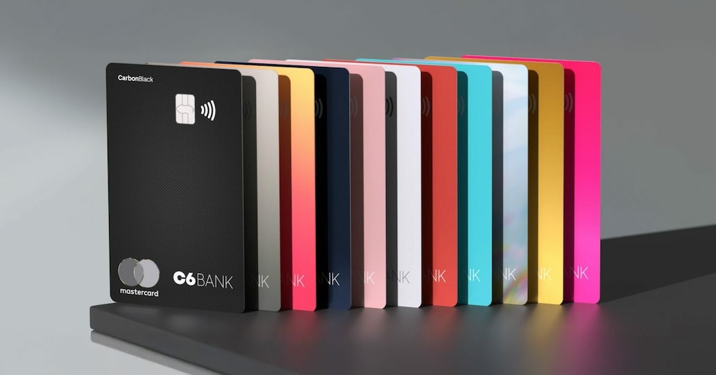 Vários modelos do cartão de crédito C6 Bank Mastercard em diferentes cores, incluindo a versão Carbon Black em destaque.