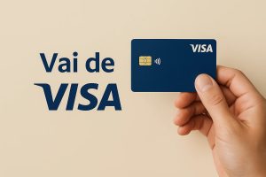Cartão Visa azul sendo segurado por uma mão sobre fundo claro, com destaque para o chip e o símbolo de pagamento por aproximação, acompanhado do texto Vai de Visa, representando benefícios e vantagens do programa Vai de Visa em pagamentos com cartão Visa.