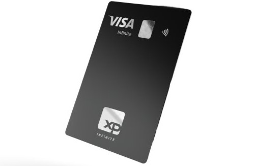 O cartão XP Visa Infinite com design preto e pagamento por aproximação é um exemplo conhecido entre os melhores cartões black do mercado.