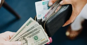 Dólar dispara hoje com tensões geopolíticas, veja como afeta a economia agora