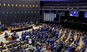 Câmara aprova PEC que reduz jornada de 44 para 40 horas, abrindo caminho para fim da escala 6×1