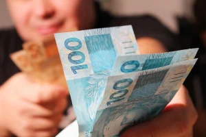 Caixa e Banco do Brasil liberam R$ 136 a R$ 1621 de abono salarial 2026