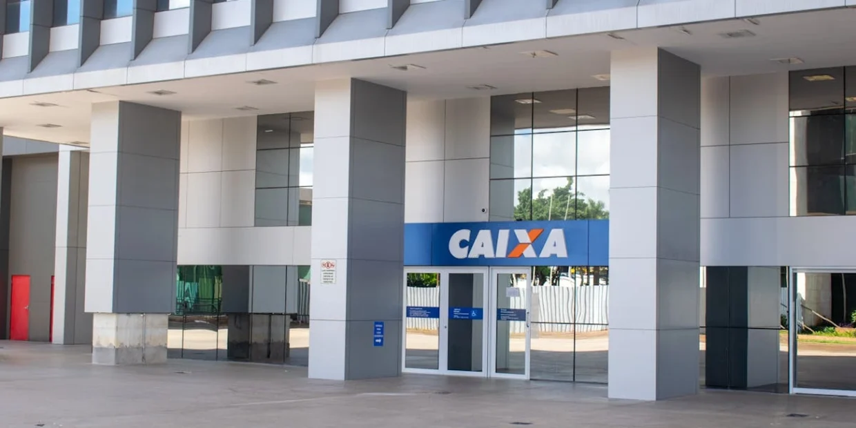 Caixa lucra menos R$ 2,3 bi no 1T26, apesar de margem financeira acima de R$ 18 bi