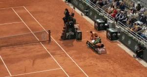 Hoje, na Philippe Chatrier, João Fonseca enfrenta Djokovic, seu teste de grandeza