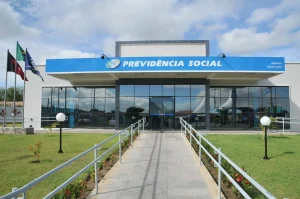 INSS libera ressarcimento a milhões de aposentados afetados por golpes O título inclui a entidade principal (INSS), a novidade (ressarcimento) e um angulo específico (affectados por golpes), buscando atrair o espectador com a possibilidade de obter um benefício (ressarcimento) e um prazo limite para aderir (20 de junho), evitando exagero e clickbait