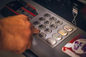 Alerta Governamental: Riscos de Contas Bancarias bloqueadas por investigação automática se sua renda ultrapassar $20 mil
