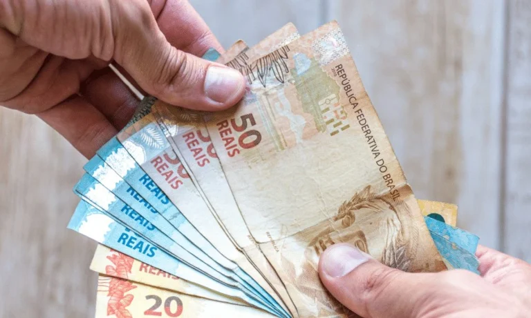 Piso salarial de professores sobe para R$ 5.130,63 com reajuste de 5,4% agora