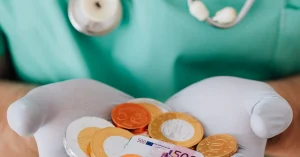 Planos de saúde coletivos sobem 9,9% em 2026, veja o impacto agora