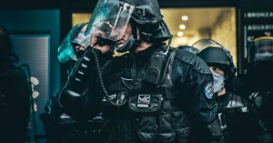 Tumulto na festa do PSG hoje 45 detidos e policial ferido em Paris
