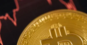 Bitcoin cai 2,3% e atinge menor nível desde fevereiro com disputa por liquidez em IPOs bilionários hoje