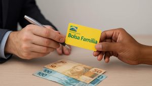 Imagem de uma mão entregando um cartão amarelo do Programa Bolsa Família para outra pessoa, enquanto notas de 50 e 100 reais estão dispostas sobre uma mesa clara. A cena representa atendimento financeiro e acesso a benefícios sociais, com foco em programas governamentais e na dúvida comum sobre Qual o banco que faz empréstimo do Bolsa Família.