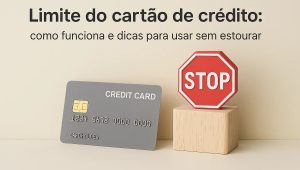 Cartão de crédito cinza apoiado em uma superfície clara ao lado de uma placa de sinal de trânsito vermelha com a palavra “STOP”, com o título “Limite do cartão de crédito: como funciona e dicas para usar sem estourar”.