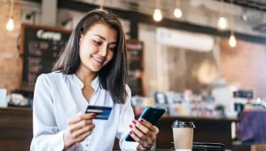 Grupo de turistas praticando ecoturismo em uma trilha na floresta.