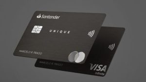 Ecoturismo: paisagem de montanhas verdes com céu azul, ideal para viagens sustentáveis.