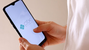 Pessoa usando app de gestão financeira pessoal