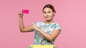 Cartões de crédito sobre uma mesa, simbolizando opções de pagamentos sustentáveis para ecoturismo.