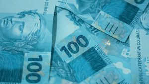 Pessoa usando laptop em ambiente natural, simbolizando trabalho remoto sustentável e viagens ecológicas.