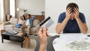 Casal sentado no sofá com notebook e sacolas de compras ao lado, enquanto uma mão segura um cartão de crédito apontando para a imagem de um homem preocupado com contas e dinheiro sobre a mesa, representando a dúvida sobre vale a pena parcelar no cartão de crédito.