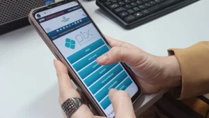 Grupo de viajantes em trilha rodeada por natureza exuberante, promovendo ecoturismo sustentável.